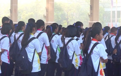 Áp dụng công nghệ để phạt học sinh hát quốc ca không đủ to, nhà trường Thái Lan bị ném đá dữ dội