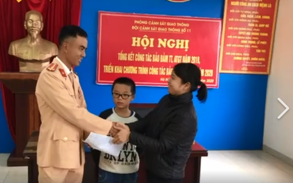 Hà Nội: Mải chơi nên bị xe đưa đón bỏ quên, bé trai lớp 2 đi lạc lên cao tốc nhưng may mắn được CSGT giúp đỡ