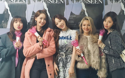Khoảnh khắc ấm lòng ngày đông: Các thành viên SNSD tề tựu tại concert của Taeyeon, cổ vũ leader như fangirl đích thực