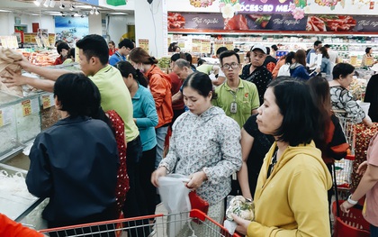 Ảnh: Người Sài Gòn xếp hàng dài ở siêu thị chờ mua sắm Tết chiều chủ nhật cuối năm