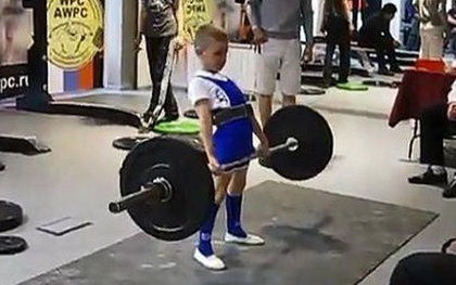 Cậu bé 11 tuổi được mệnh danh "đứa trẻ khỏe nhất nước Nga": Nâng thành công tạ 100 kg, luyện tập bằng cách kéo... ô tô