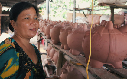 Bà chủ lò heo đất cuối cùng ở Lái Thiêu làm từ sáng đến tối để kịp Tết Canh Tý, tiền lời chỉ đủ ăn nhưng nhất quyết không bỏ nghề