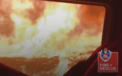 Video lính cứu hỏa mạo hiểm lái xe băng qua biển lửa Australia
