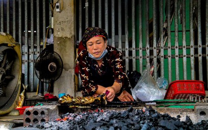 Chuyện về những bà mẹ quanh năm bên bếp lửa nướng cá, nuôi đàn con lớn khôn