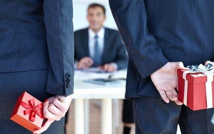 Cuộc chạy đua quà biếu sếp ngày đầu năm: “Nhỡ đâu không tặng quà Tết thì sếp không ưa mình?”