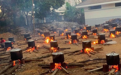 Cảnh tượng nấu bánh chưng hàng loạt khiến dân tình sững sờ: rồi làm sao để biết nồi bánh chưng nhà mình ở đâu?