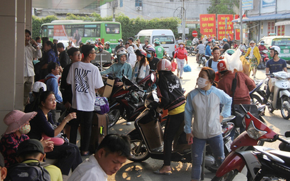 Người dân ùn ùn rời Sài Gòn về miền Tây ăn Tết khiến bến xe chật cứng, nhiều người ngủ gục trước giờ ra xe