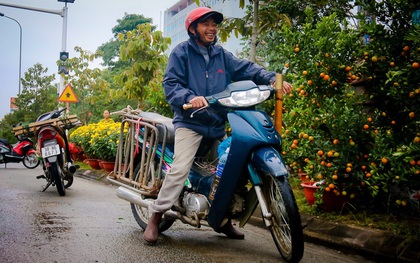 Chùm ảnh: Đội mưa rét chở cây cảnh thuê dịp Tết, người lao động kiếm tiền triệu mỗi ngày