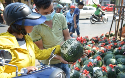 Anh thợ điêu khắc gỗ kiếm hàng triệu đồng mỗi ngày nhờ khắc dưa hấu bán dịp Tết ở Sài Gòn