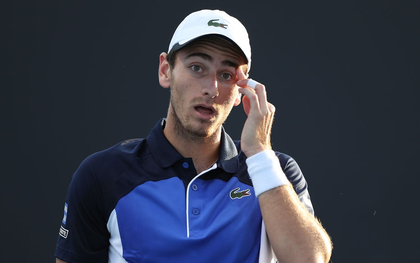 Tay vợt dự Australian Open bị cả thế giới "ném đá" vì yêu cầu bé gái bóc chuối
