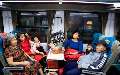 Chuyến tàu cuối cùng của năm Kỷ Hợi rời ga Hà Nội trong cơn mưa tầm tã