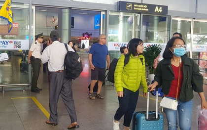 Một du khách Trung Quốc được cách ly khi vừa xuống sân bay Đà Nẵng vì bị sốt cao