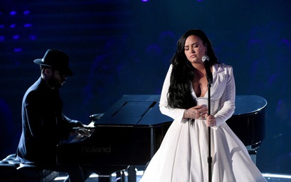 Demi Lovato trình diễn đẫm nước mắt trong màn tái xuất tại Grammy 2020, cả khán đài đứng dậy vỗ tay không ngớt