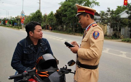 Uống rượu đầu năm mới, nam thanh niên dân tộc Thái bị phạt mất tháng lương do lỗi nồng độ cồn