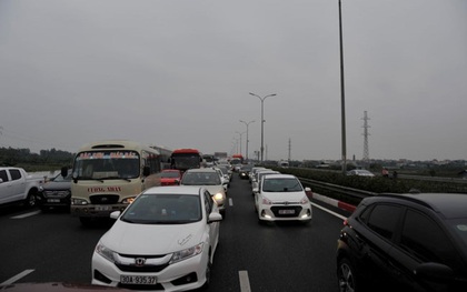 Sau nghỉ Tết người dân ùn ùn trở về Hà Nội, tắc dài trên cao tốc Pháp Vân - Cầu Giẽ