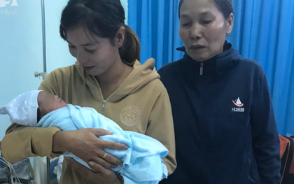 Bà ngoại rơi nước mắt, nghẹn ngào đến đón bé trai bị mẹ bỏ lại bệnh viện huyện sau khi sinh