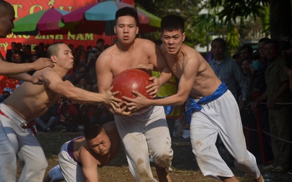 Chùm ảnh: Hàng chục trai tráng Hà Nội cởi trần xông vào tranh cướp quả cầu may mắn đầu năm