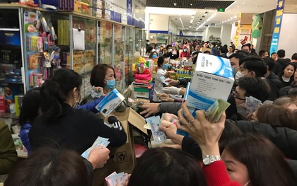 Hà Nội: Hàng nghìn người chen lấn, tranh nhau mua khẩu trang gây cảnh tượng kinh hoàng