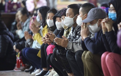 Ảnh: Người dân Hà Nội đeo khẩu trang đọc kinh cầu an tại chùa Phúc Khánh