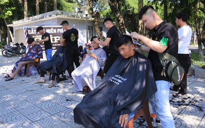 “Salon vỉa hè” hớt tóc miễn phí cho người dân Đà Nẵng của những bạn trẻ tử tế