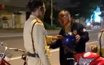 Say xỉn vẫn đi xe đạp, người đàn ông Trung Quốc bị phạt 500.000 đồng