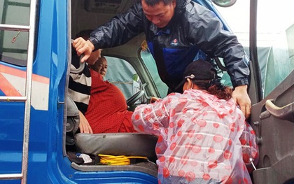 Bộ đội dùng xe tải, ca nô đưa sản phụ chuyển dạ vượt 20km nước lũ đến bệnh viện sinh con