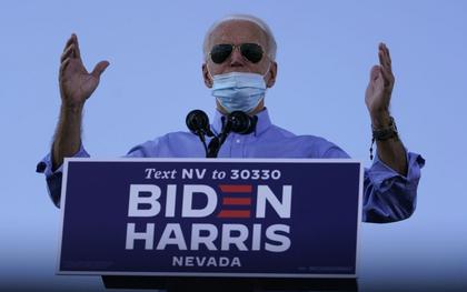 Ông Biden kêu gọi đeo khẩu trang nhưng để khẩu trang tuột khỏi mũi khi diễn thuyết