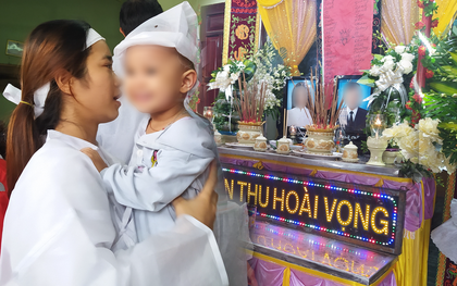 Đôi vợ chồng tử vong vì nước lũ, con gái 2 tuổi ngơ ngác trong đám tang: "Thôn nghèo hôm nay nhiều người khóc quá..."