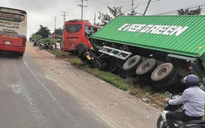 Xe khách tông xe tải và xe container ở Bình Phước, 5 người thương vong