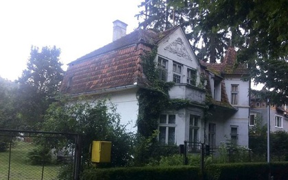 Dọn dẹp nhà cho bà quá cố, 2 anh em thấy vết nứt trên tường, khi đập vỡ mới kinh hãi phát hiện thứ kì dị 100 năm tuổi bên trong