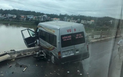 Tai nạn giao thông liên hoàn trên cầu khiến xe khách suýt rơi xuống sông