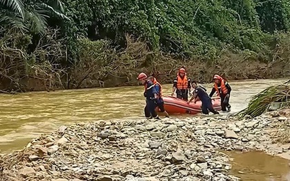 Còn khoảng 4km mới tiếp cận được thủy điện Rào Trăng 3, khu vực sạt lở lớn hơn nhiều nơi vùi lấp 13 chiến sĩ