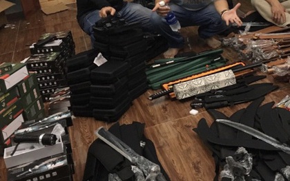 Chặn người đàn ông đi xe máy, công an phát hiện kho vũ khí "khủng" ở Sài Gòn