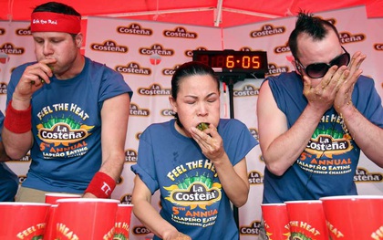 Những cuộc thi ăn uống kì quặc trên thế giới có thể sẽ khiến bạn "ngã ngửa" khi nghe đến thể lệ