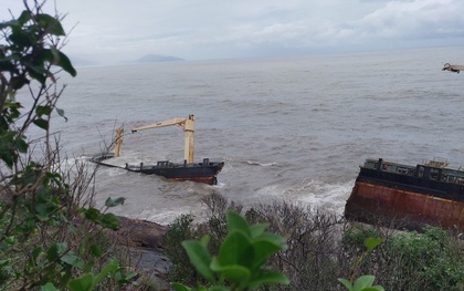 Tàu nước ngoài bí ẩn dạt vào bờ biển TT-Huế đã bị gãy làm đôi