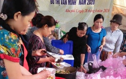 Phụ nữ Quảng Trị nấu ăn miễn phí cho thân nhân của 22 chiến sĩ hy sinh ở Sư đoàn 337 và người dân vùng ngập lũ