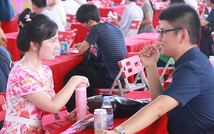 Gặp phải nữ giáo viên dắt 4 người bạn đến "ăn ké", nam thanh niên quyết định tung chiêu phản đòn "cao tay" đến mức phụ huynh phải lên tiếng