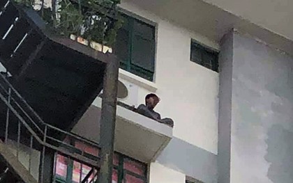 Ngáo đá ra ngồi vắt vẻo tầng 17 múa hát