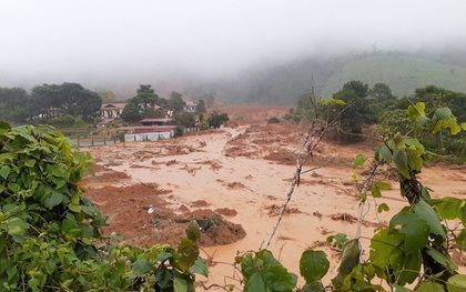 Núi Tà Bang (Quảng Trị) xuất hiện vết nứt, di dời khẩn cấp nhiều hộ dân