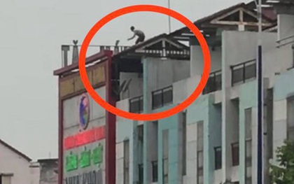 Thanh niên nghi ngáo đá leo lên nóc nhà cao tầng la hét, dọa nhảy từ độ cao 20m