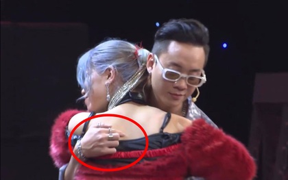 JustaTee bảo vệ nón vàng dành cho Tlinh, nhưng ngón tay lịch thiệp lại "tố cáo" vị giám khảo đúng là "cá con sợ vợ"