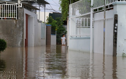 Bão tan nhưng dân phố biển Nha Trang vẫn bì bõm nơi nước ngập