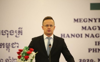 Ngoại trưởng Hungary dương tính với SARS-CoV-2 sau khi kết thúc chuyến thăm Campuchia