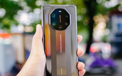 Trên tay Huawei Mate40 Pro và Mate40 RS Porsche Design: Không còn màn hình "thác nước", hồi sinh phím volume vật lý