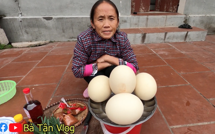 Tiếp tục "chơi lớn", bà Tân Vlog làm hẳn 4 quả trứng đà điểu chiên nước mắm siêu to khổng lồ