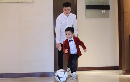 Hậu trường của đám cưới: Cháu trai của Quỳnh Anh gây chú ý khi đá bóng say mê trong phòng khách sạn 5 sao