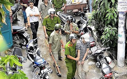 TP.HCM: Bạn gái bị giật dây chuyền, nam thanh niên lao tới tông thẳng vào xe rồi hô hoán tóm gọn kẻ cướp