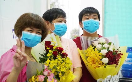 Ảnh: 2 mẹ con người Trung Quốc hạnh phúc khi đón bố nhiễm Covid-19 xuất viện, nam bệnh nhân liên tục cảm ơn Việt Nam