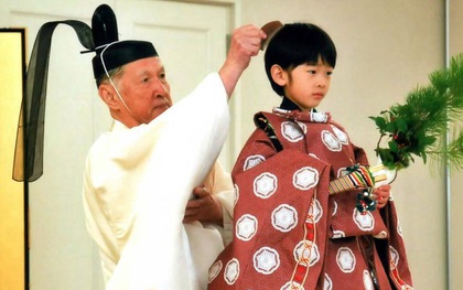 Hoàng tử bé Hisahito đứng thứ 2 trong danh sách kế thừa ngôi báu vì Nhật hoàng Naruhito không có con trai, vị trí thứ 3 ít ai biết tới