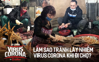 Dùng tay không để lựa chọn thịt tươi sống khi đi chợ, hành động thường thấy có thể gây nguy hại cho nhiều bà nội trợ mùa dịch Corona
